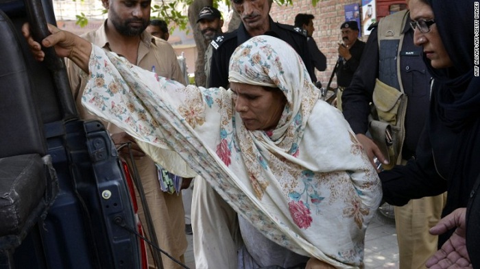 Pakistan: Woman sentenced to death for burning daughter alive